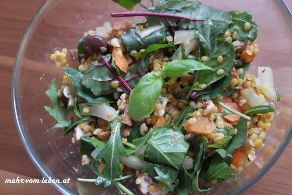 Wintersalat mit Linsen in Schüssel