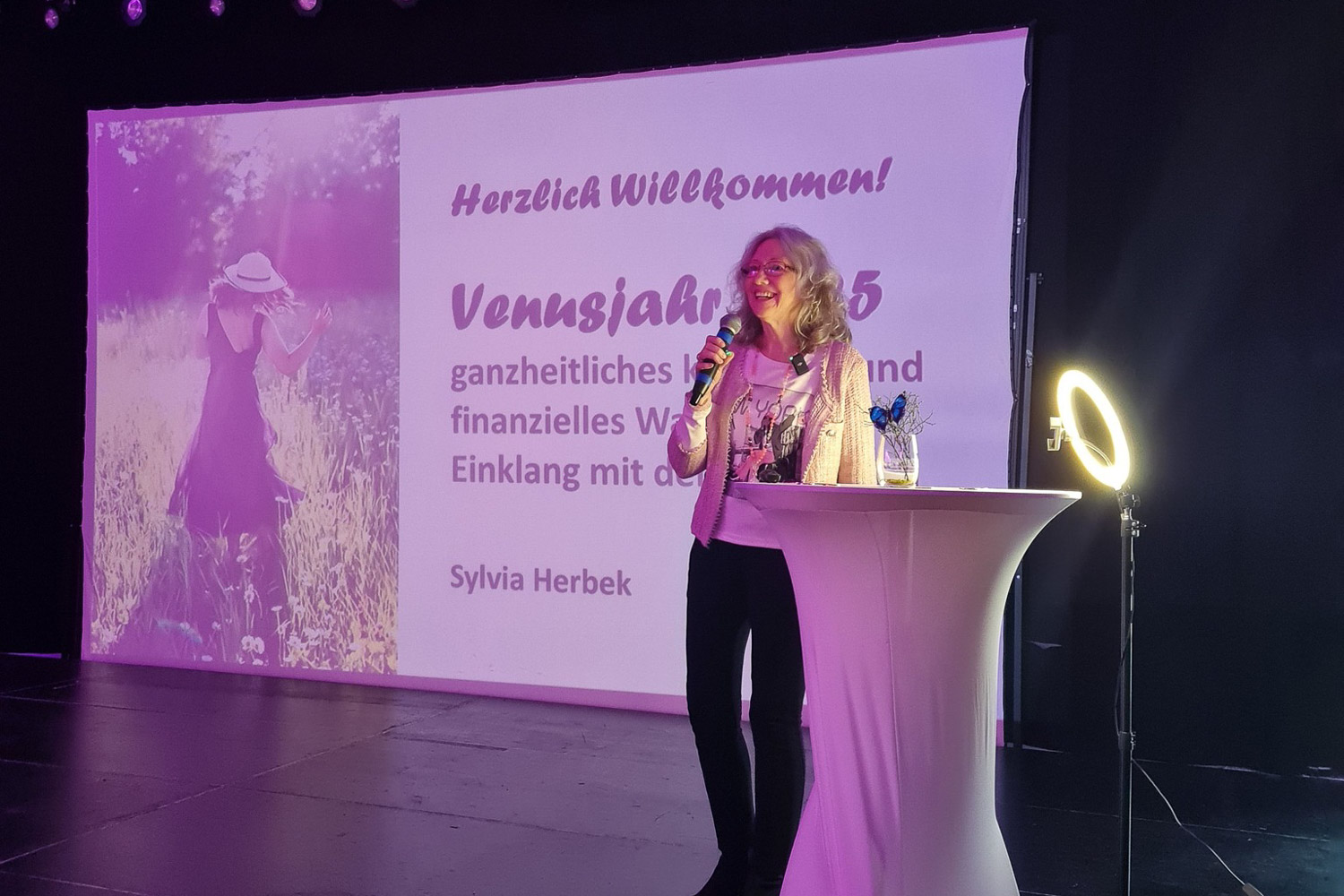 Sylvia Herbek Vortrag-Venusjahr-2025 Sylvia Herbek beim Vortrag "Venusjahr 2025"